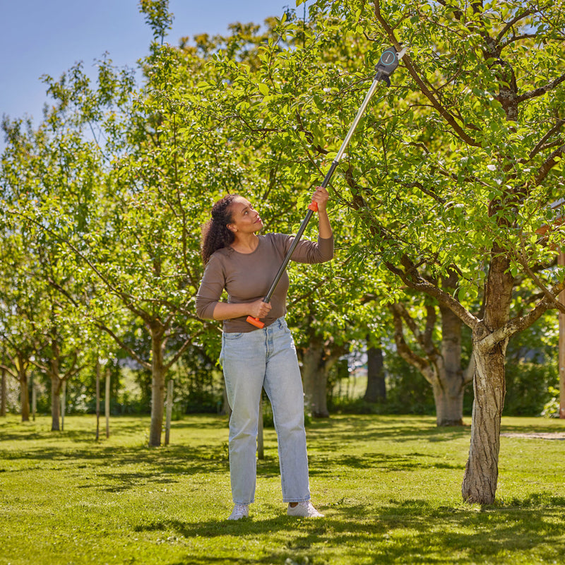 Gardena Baum- und Strauchschneider StarCut Pro S Szene Frau