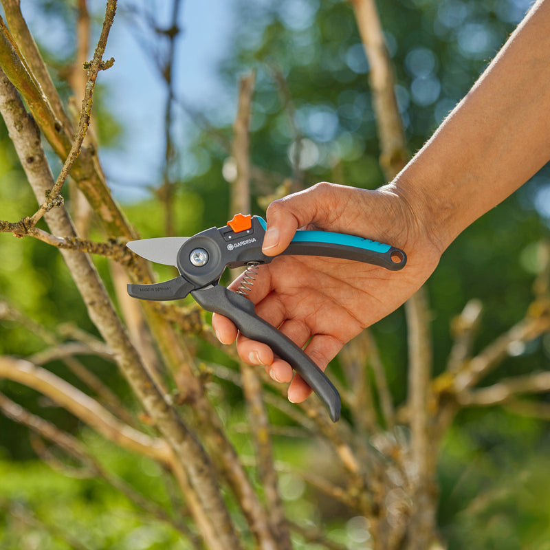 Gardena Gartenschere PremiumCut Trockenes Holz Szene Garten Hand