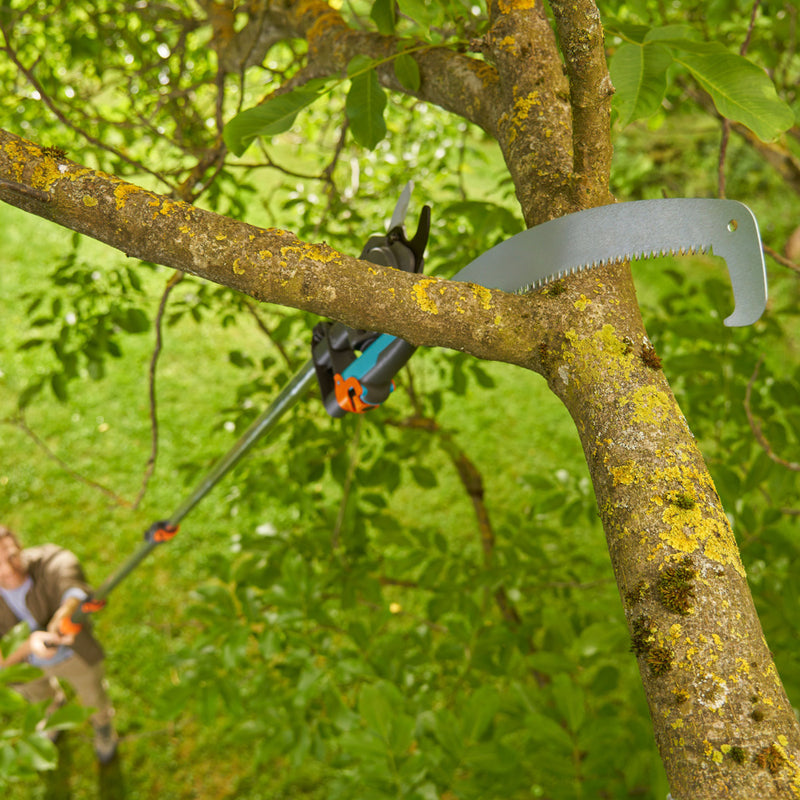 Gardena Teleskop-Baumschneider StarCut Pro L Set Szene Mann im Garten